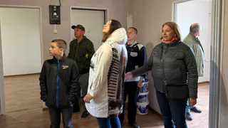 Многодетная семья погорельцев из Вологодской области получила новое жилье при содействии сенатора