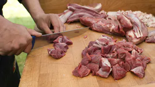 Стоит ли сливать «первую воду» при варке мяса: опытный шеф-повар расставил все точки над «и»