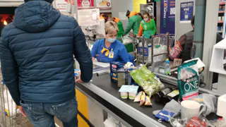 Должен ли продавец складывать товары покупателя в пакет? Запомните раз и навсегда