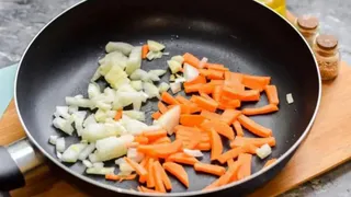 Что обжаривается первым — лук или морковь? Запомните простое правило приготовления вкусной зажарки: готовлю только так