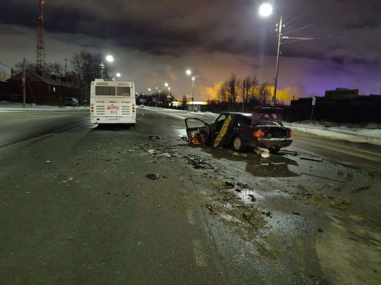 В Вологодской области произошло столкновение автобуса и легкового автомобиля