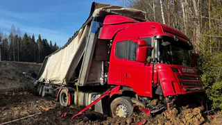 Грузовик съехал в кювет на трассе в Вологодской области