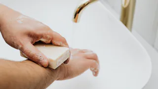 Зачем опытные хозяйки кладут хозяйственное мыло на теплую батарею: без этого теперь не могут — не лайфхак, а золото