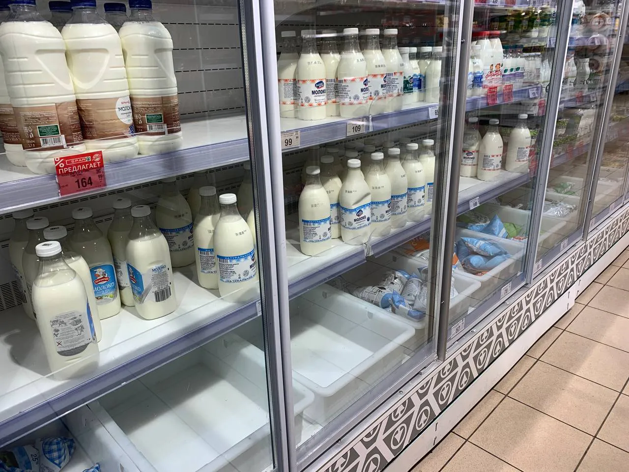 Крашенная вода с побелкой: Росконтроль назвал марки молока, которые лучше не покупать даже со скидкой