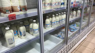Крашенная вода с побелкой: Росконтроль назвал марки молока, которые лучше не покупать даже со скидкой