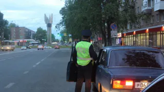 В ГАИ ответили - обязан ли водитель выходить к инспектору при остановке или хватит опустить стекло