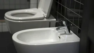 Как устроены женские туалеты в Китае: часики тикают, пока вы находитесь в кабинке