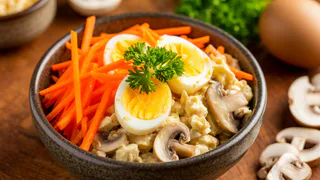 Новогодний салат «Курочка Ряба»: потрясающе вкусное блюдо гости будут уплетать за обе щеки — готовьтесь делиться рецептом