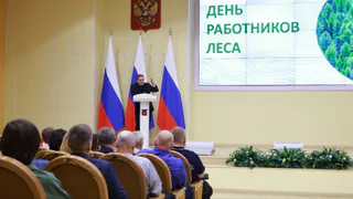 В преддверии Дня работников леса губернатор Георгий Филимонов вручил награды лучшим сотрудникам лесной сферы