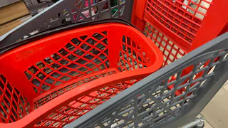 Обязан ли продавец складывать покупки покупателя в пакет? Запомните раз и навсегда
