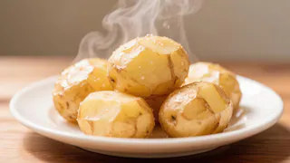 Почему мы неправильно варим картошку: 3 ошибки - и разваренная, и невкусная. И как сварить идеальную картошку: шеф-повара советуют.